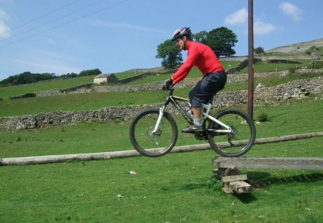  山地自行车跳跃 